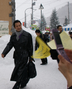 夕張駅に到着した三田村邦彦さん(手前)ら.jpg